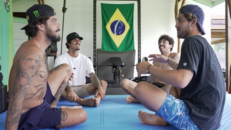 Surfistas brasileiros na Casa do Surfe no Taiti