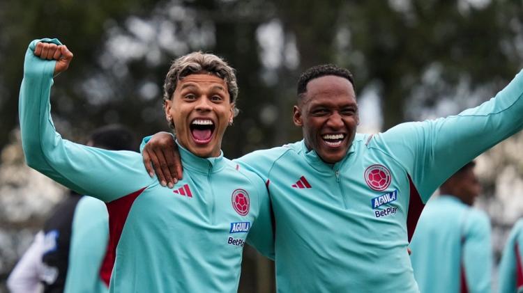 Richard Ríos, meio-campista do Palmeiras, e Yerry Mina, zagueiro que tem passagem pelo clube, foram fotografados juntos em um treino da Colômbia