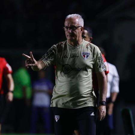 Dorival Júnior comanda São Paulo em jogo contra o Vasco no Campeonato Brasileiro