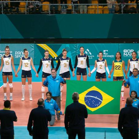 Seleção brasileira feminina de vôlei antes de partida contra Porto Rico no Pan 2023