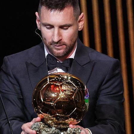 Messi recebendo o prêmio na Bola de Ouro de 2023