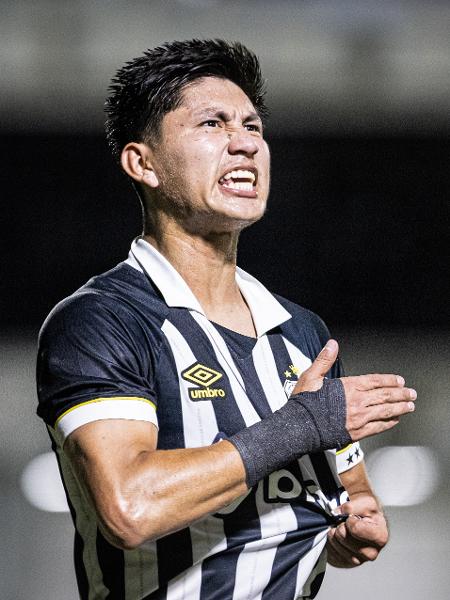 Miguelito, do Santos, comemora após marcar contra o Água Santa, na 3ª fase da Copinha