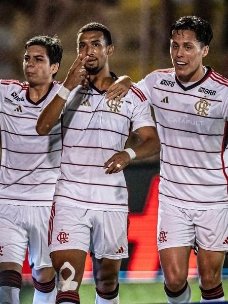 Daniel Rogério, do Flamengo, celebra gol sobre o Botafogo-SP em jogo da Copinha