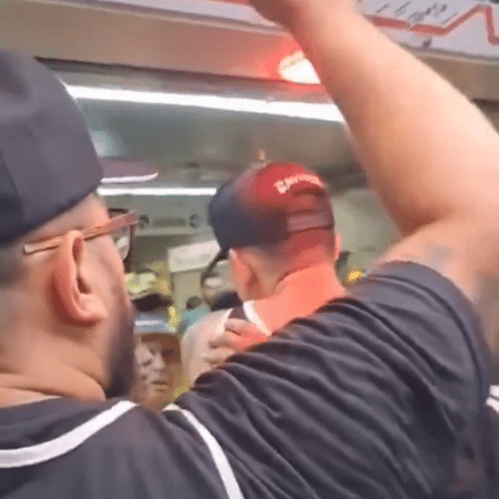 Integrantes da Gaviões da Fiel impediram a entrada de bolsonaristas em um vagão do Metrô de São Paulo