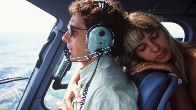 Ayrton Senna voa com Adriane Galisteu em foto de fevereiro de 1994 Ayrton Senna voa com Adriane Galisteu em foto de fevereiro de 1994