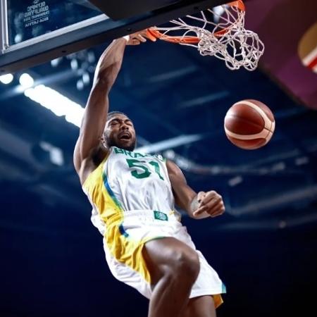 Caboclo enterra durante partida entre Brasil e Filipinas pelo Pré-Olímpico de basquete masculino