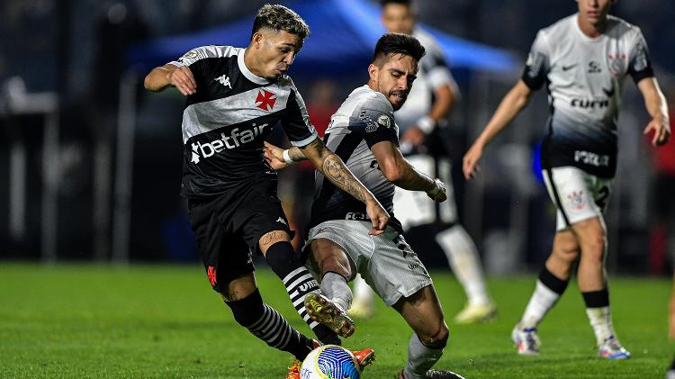 Adson e Igor Coronado disputam a bola durante jogo entre Vasco e Corinthians, pelo Brasileirão