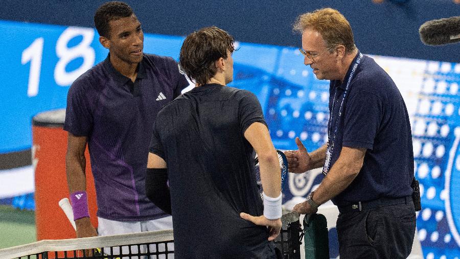 Felix Auger-Aliassime, Jack Draper e o supervisor do Masters 1000 de Cincinnati, Roland Herbal, debatem após controvérsia