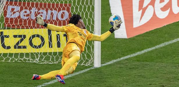 Goleiro Hugo Souza se destaca em empate do Corinthians; meias ficam abaixo.
