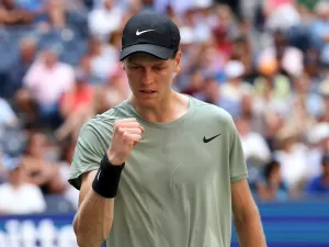 Sinner toma susto, mas derrota americano e vai à segunda fase do US Open