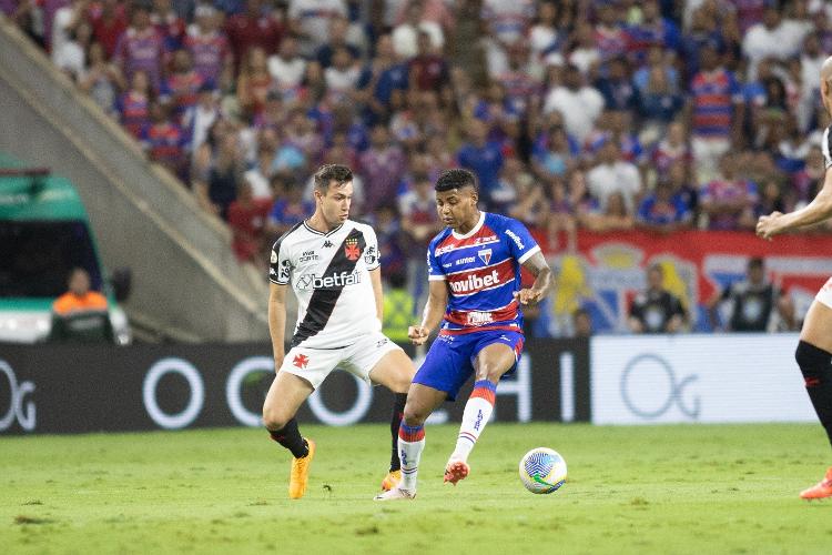 Hércules e Lucas Piton em ação durante jogo entre Fortaleza e Vasco pelo Brasileirão