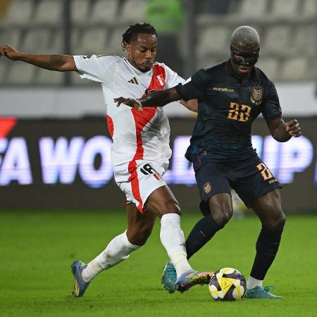 Carrillo e Caicedo em ação durante jogo entre Peru e Equador pelas Eliminatórias - ERNESTO BENAVIDES/AFP