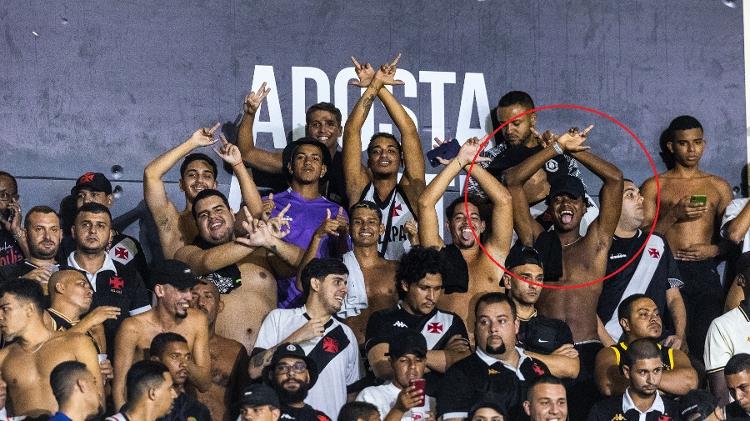 GB (em vermelho) ao lado de Arthur e os demais amigos da "pilastra 25" de São Januário em jogo do Vasco GB (em vermelho) ao lado de Arthur e os demais amigos da "pilastra 25" de São Januário em jogo do Vasco