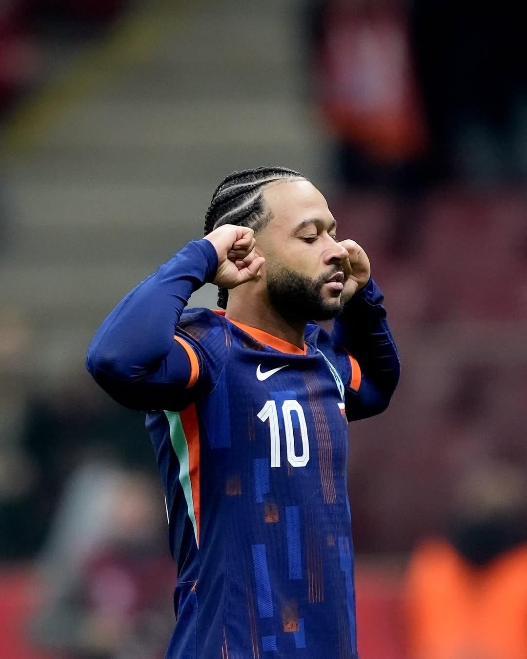 Memphis Depay comemora gol em Polônia x Holanda, duelo das Eliminatórias Europeias - undefined