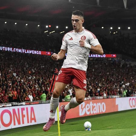 Rafael Borré, do Internacional, celebra gol marcado contra o Flamengo, no Maracanã