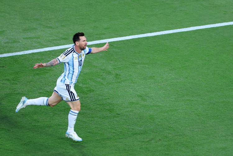 Lionel Messi comemora gol no jogo contra a Argélia na Copa do Mundo de 2026