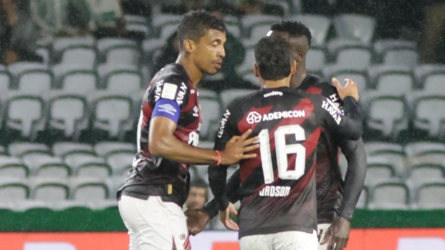 Onde vai passar Athletico-PR x Bahia pelo Brasileirão? Como assistir ao vivo