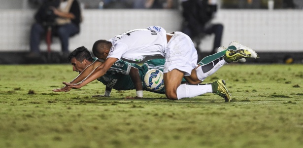 David Braz e Lucas Barrios caíram dentro da área após disputa de bola - Ricardo Nogueira / Folhapress