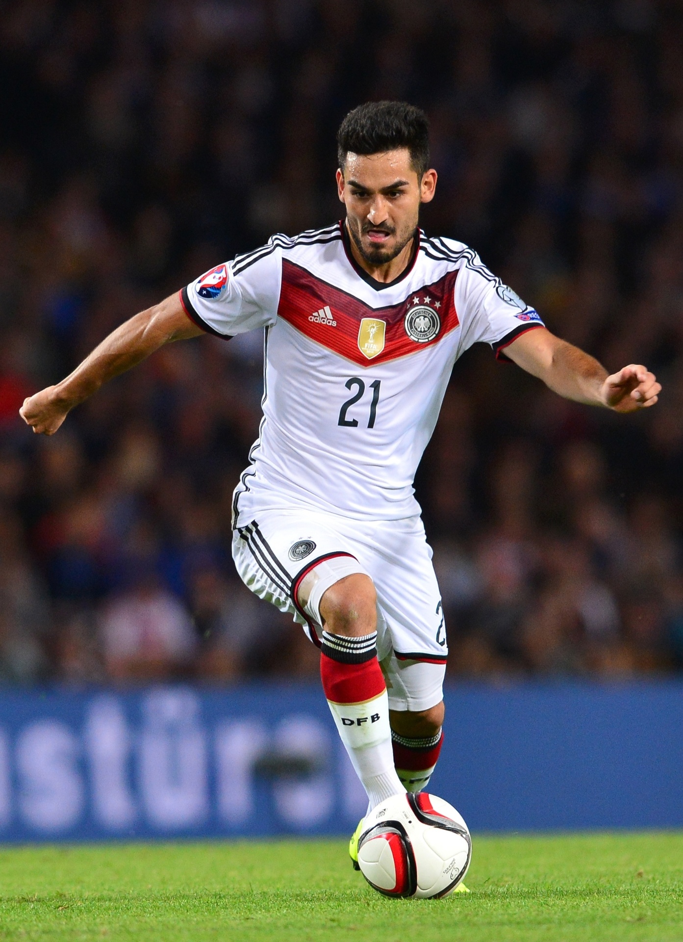 Gundogan conduz a bola durante partida da Alemanha - Mark Runnacles/Getty Images