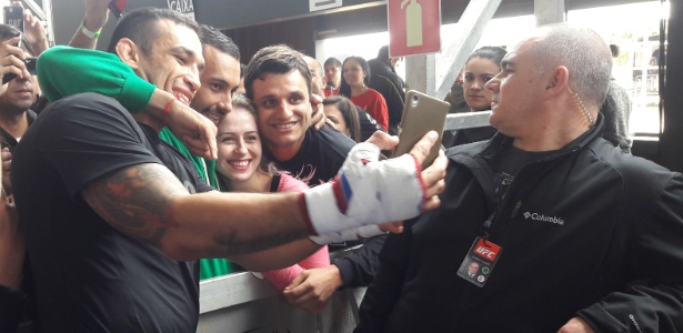 Fabrício Werdum atende fãs no treino livre do UFC 198, em Curitiba - Danilo Lavieri/UOL Esporte
