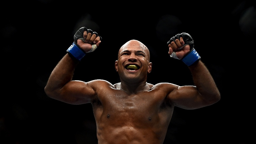 Wilson Reis comemora vitória sobre Scott Jorgensen no UFC 179 - Buda Mendes/Getty Images