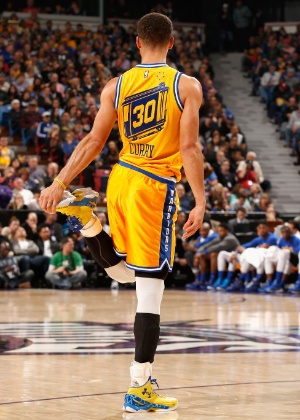 Curry veste tênis da marca - Ezra Shaw/Getty Images