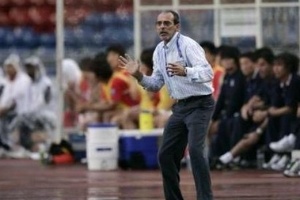 Técnico Jorvan Vieira comanda equipe à beira do gramado - Arquivo pessoal - Arquivo pessoal