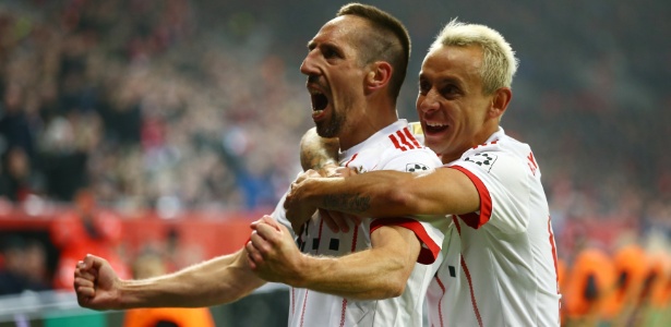 Ribery comemora com Rafinha o segundo gol do Bayern - REUTERS/Wolfgang Rattay