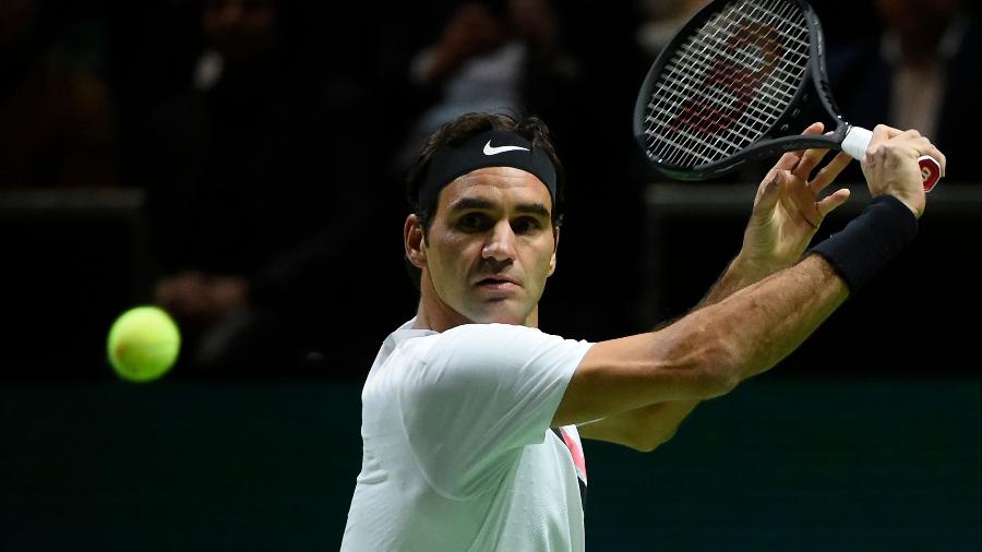 Roger Federer em ação contra Robin Haase no ATP 500 de Roterdã, na Holanda - AFP PHOTO / JOHN THYS 