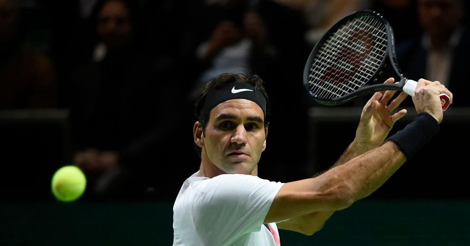 Roger Federer em ação contra Robin Haase no ATP 500 de Roterdã, na Holanda
