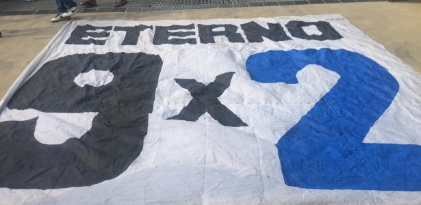 Bandeira da torcida do Atlético-MG é vetada para o clássico na entrada do Mineirão - Thiago Fernandes/UOL Esporte - Thiago Fernandes/UOL Esporte