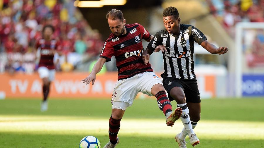 Everton Ribeiro disputa bola com Juan Cazares durante Flamengo x Atlético-MG - Thiago Ribeiro/AGIF
