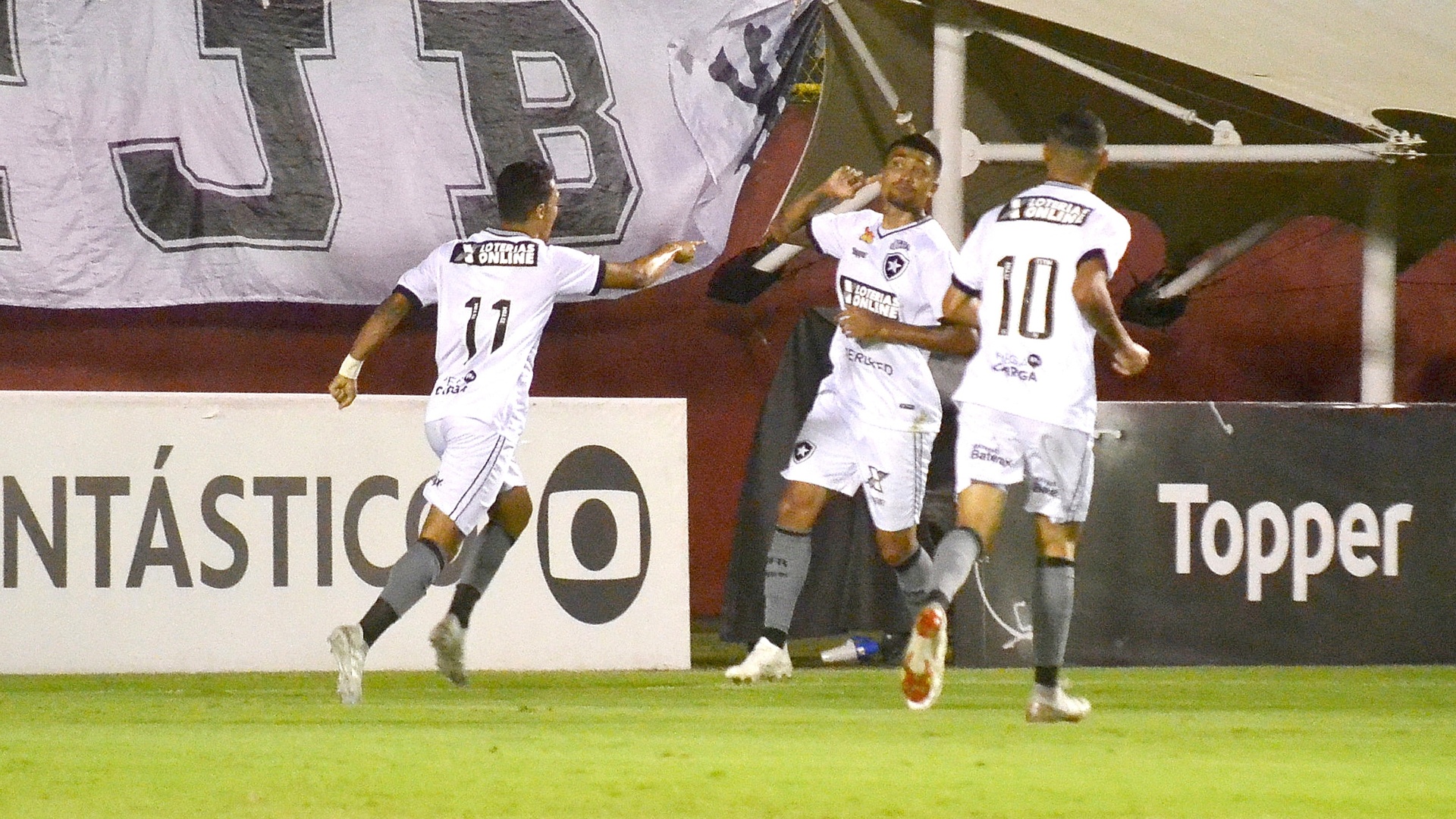Jogadores do Botafogo comemoram gol sobre o Vitória no Barradão