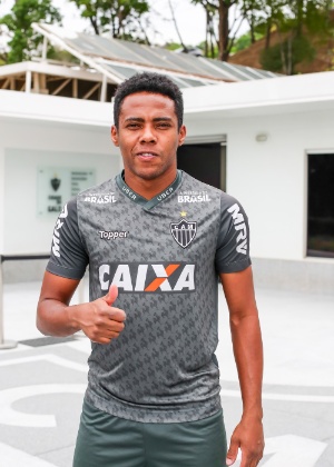 Elias, meio-campista do Atlético-MG, faz pose após entrevista com o UOL Esporte - Bruno Cantini/Atlético-MG/Divulgação - Bruno Cantini/Atlético-MG/Divulgação