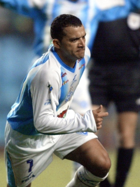 Iarley, nos tempos de Paysandu, comemora gol marcado na histórica vitória sobre o Boca Juniors na Bombonera - AFP PHOTO/Daniel GARCIA