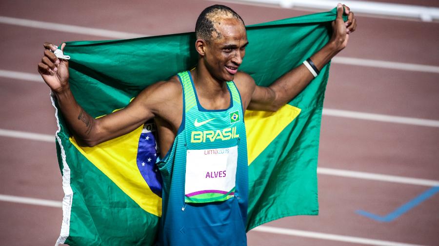 Alison Santos comemora a medalha de ouro nos 400 m com barreiras do Pan -  Pedro Ramos / rededoesporte.gov.br