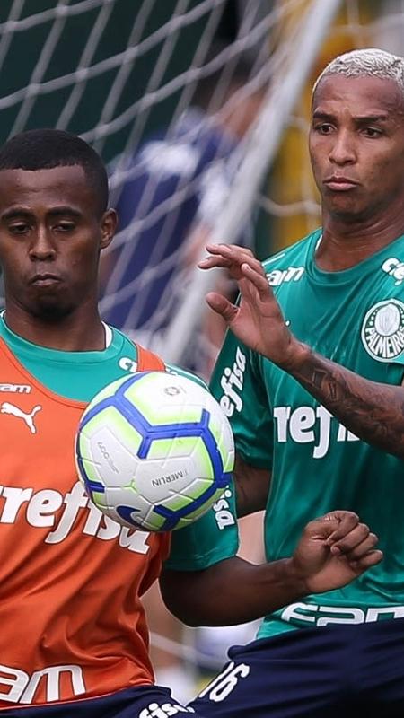 Carlos Eduardo e Deyverson disputam bola durante treino do Palmeiras - Cesar Greco/Ag. Palmeiras/Divulgação