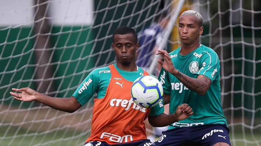 Carlos Eduardo e Deyverson disputam bola durante treino do Palmeiras - Cesar Greco/Ag. Palmeiras/Divulgação
