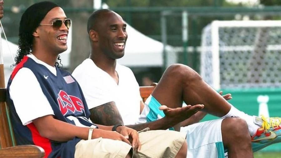 Ronaldinho Gaúcho publicou foto ao lado de Kobe Bryant em homenagem ao astro do basquete morto em um acidente de helicóptero - Reprodução/Instagram/ronaldinho