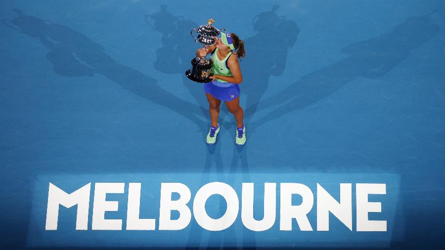 Sofia Kenin com o troféu de campeã do Australian Open 2020 - Reuters