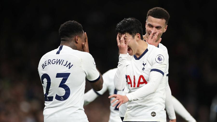 Steven Bergwijn comemorando o gol do Tottenham com Son  - David Klein / Reuters