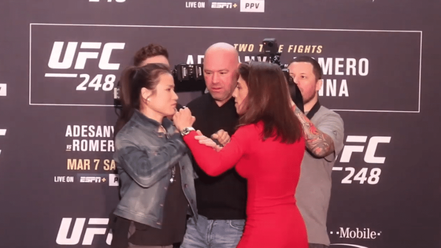 Joanna J"drzejczyk encara Zhang Weili em media day do UFC - Reprodução/YouTube