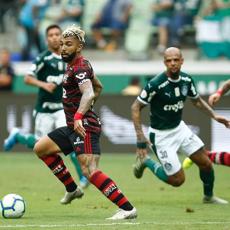 Gabigol domina bola, Felipe Melo o persegue em partida entre Palmeiras e Flamengo pelo Brasileirão 2019 no Allianz Parque - Wagner Meier/Getty Images