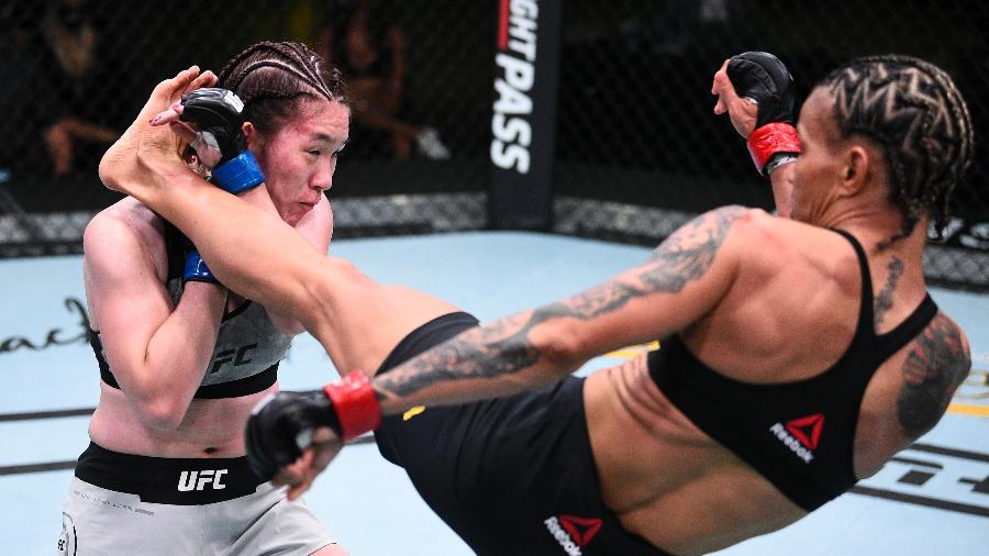 Amanda Lemos aplica chute na cabeça da japonesa Mizuki Inoue  - Chris Unger/Zuffa LLC