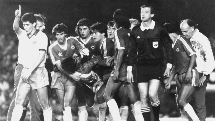 Goleiro Roberto Rojas, da seleção do Chile, é atendido por companheiros após corte no rosto supostamente causado por sinalizador disparado por torcedora no Maracanã, em partida contra o Brasil em 1989 - Flávio Canalonga/Estadão