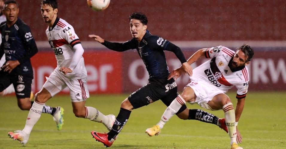 Isla, do Flamengo, disputa bola com Lorenzo Faravelli, do Independiente del Valle, pela Libertadores 2020