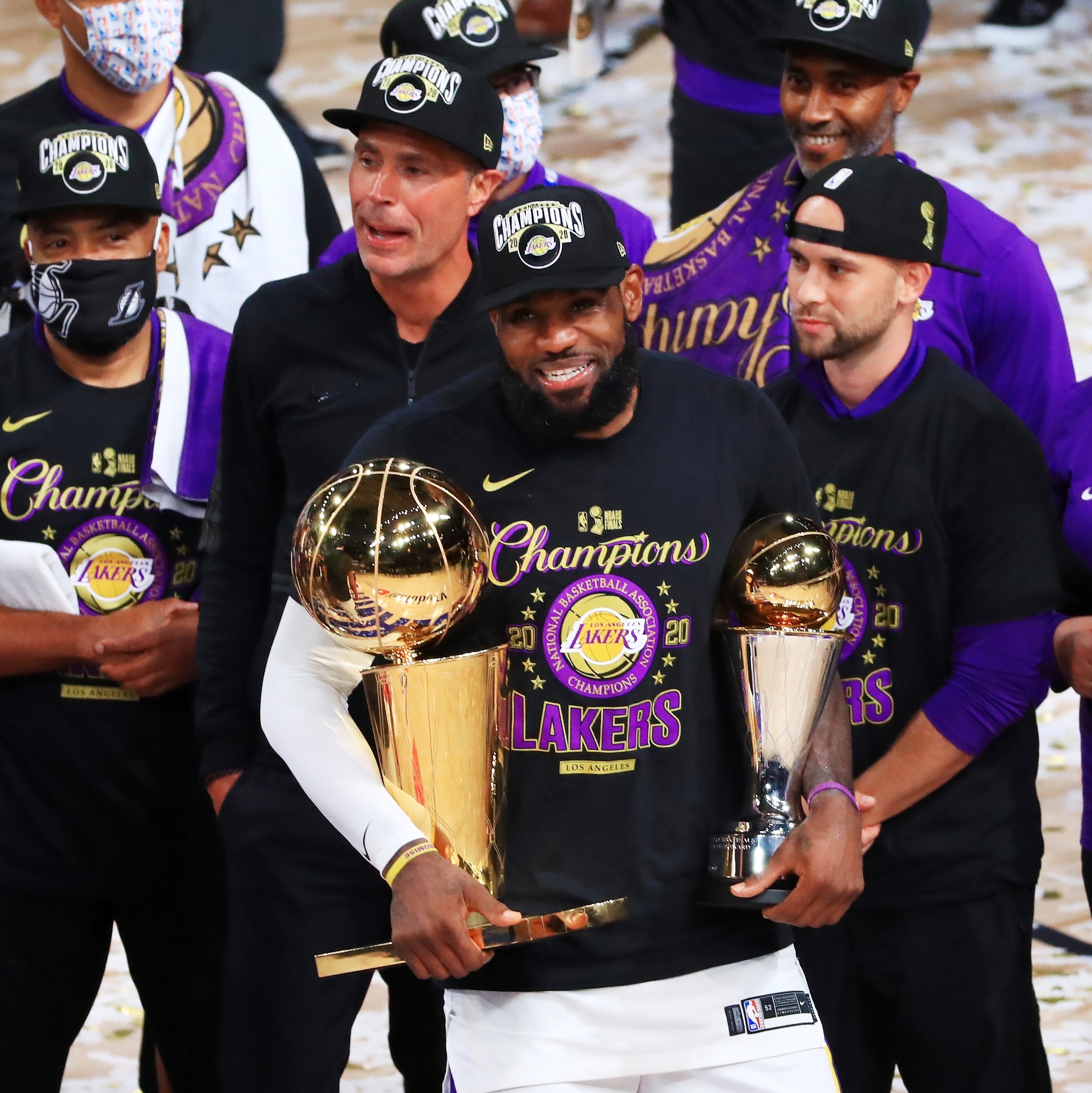 Lakers desafiam NBA moderna e transitam entre eras do basquete