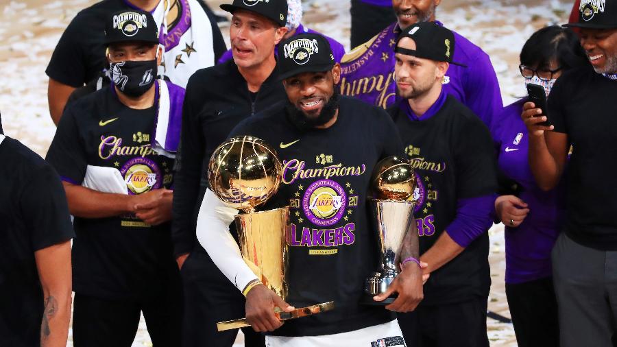 LeBron James exibe o troféu de campeão da NBA e o de MVP das Finais da temporada 2019-20 - Mike Ehrmann/Getty Images