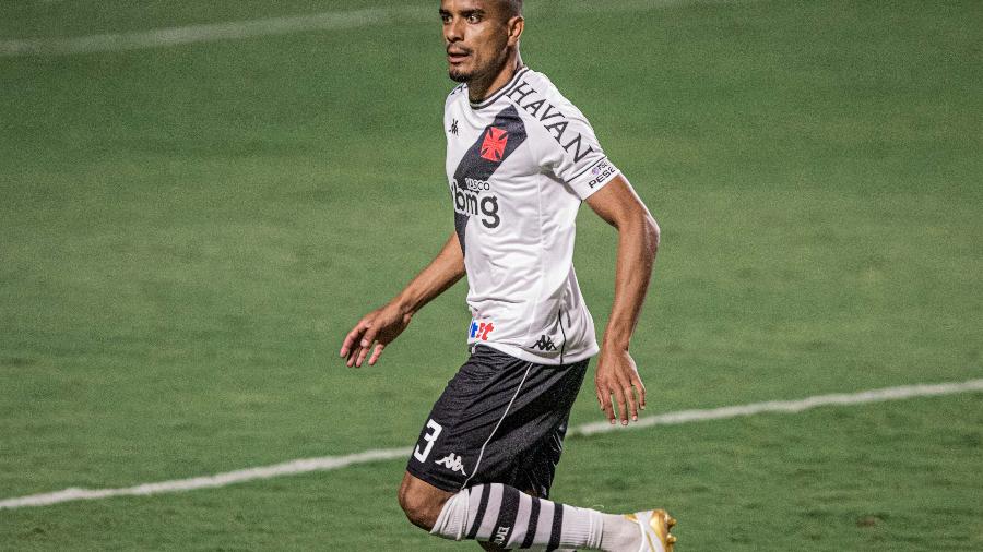 Léo Matos está suspenso mais uma vez, e Vasco de Vanderlei Luxemburgo vê problema na lateral-direita - Heber Gomes/AGIF