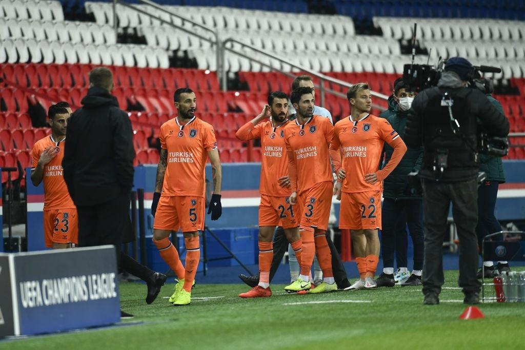 Jogadores do Istanbul deixam o campo após ofensa racista do quarto árbitro da partida - Getty Images